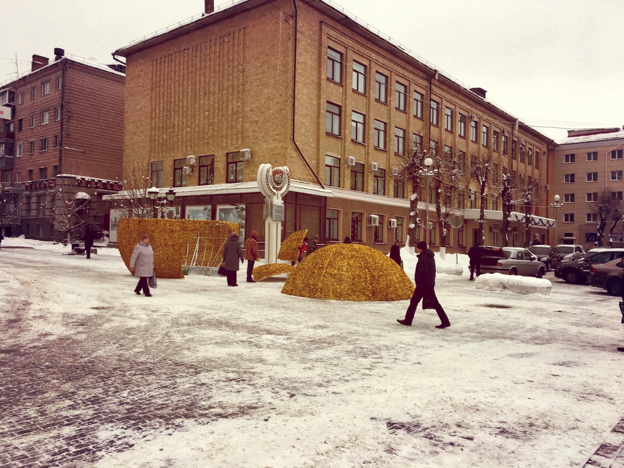 Брянскую площадь Ленина украсил «Золотой шар»