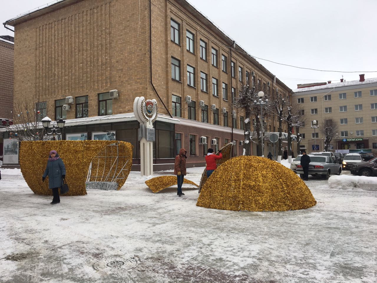 Брянскую площадь Ленина украсил «Золотой шар»