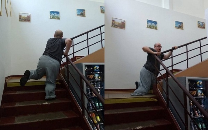 В московском МФЦ инвалиду пришлось ползком забираться по лестнице