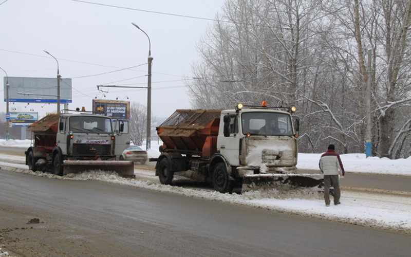 На расчистку улиц в Брянске вышла техника