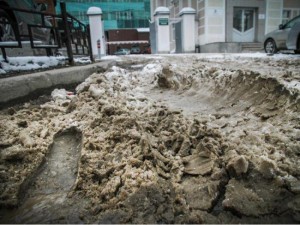 Чем в гололед посыпают дороги в Челябинске