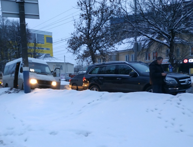 В Брянске маршрутка и внедорожник не поделили дорогу