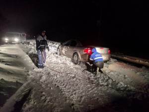 Около 650 автомобилей застряли в снегу на трассах в Краснодарском крае