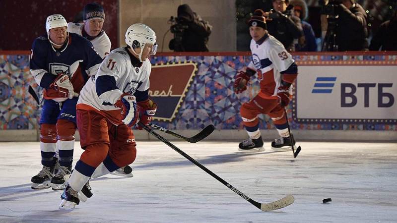 В хоккейном матче на Красной площади победила команда Путина и Шойгу