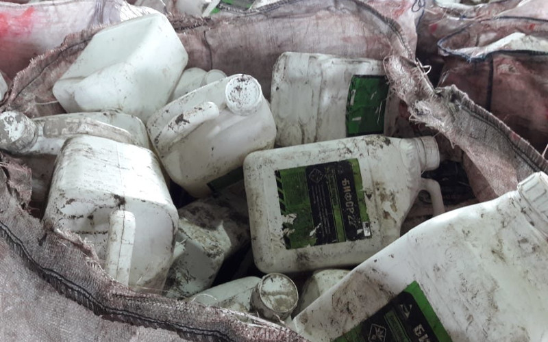 В Брянской области отправили на переработку 30 тысяч канистр из под пестицидов