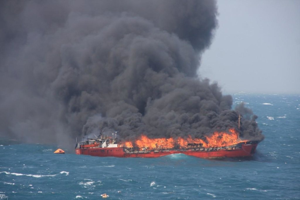 В Керченском проливе горят два корабля