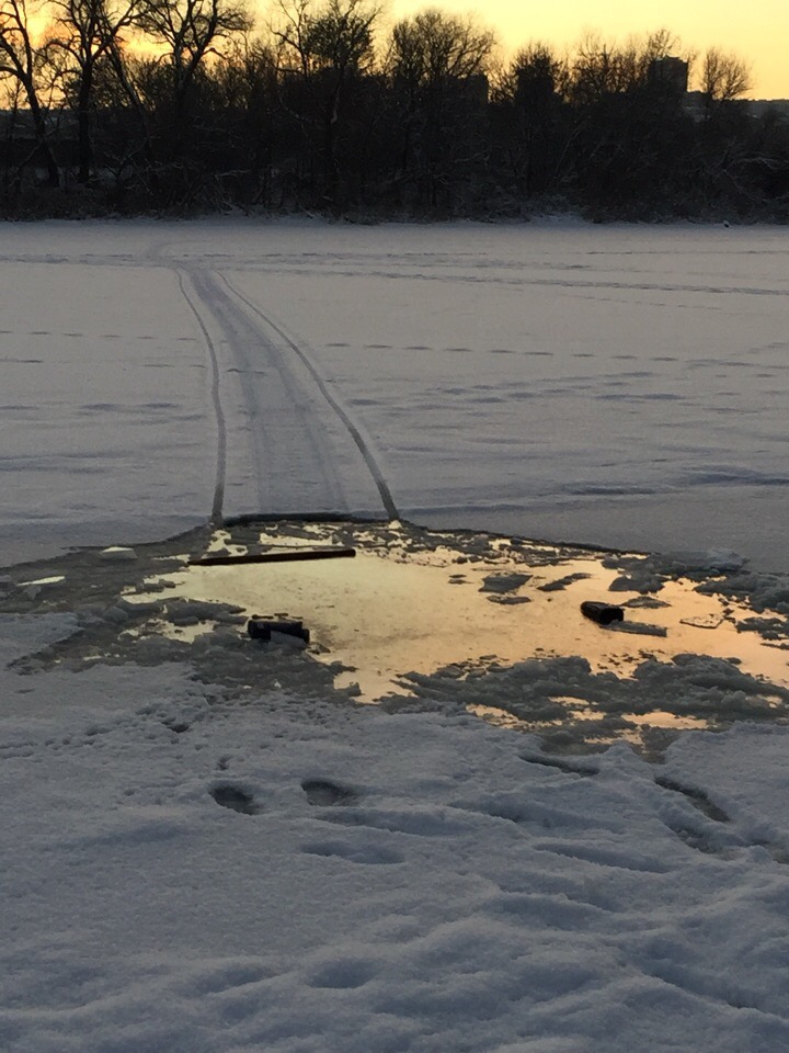 В Брянске на Десне провалился под лед и утонул снегоход