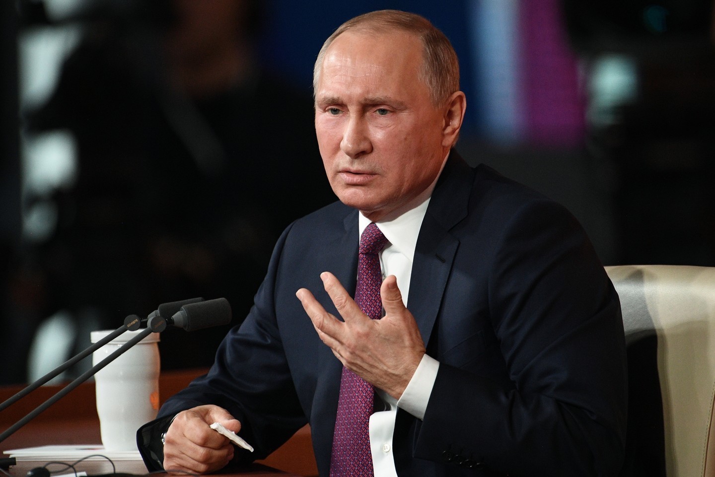 Путин обсудит с правительством причины трагедий в Магнитогорске и Шахтах