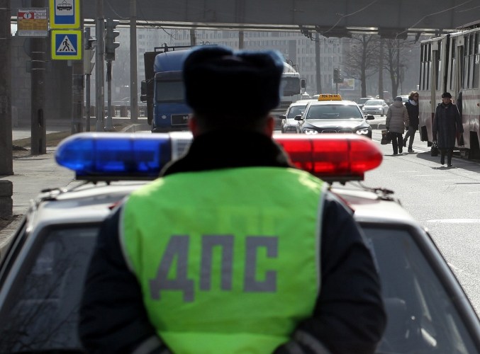 В Брянске 25-летний водитель врезался в авто ГИБДД