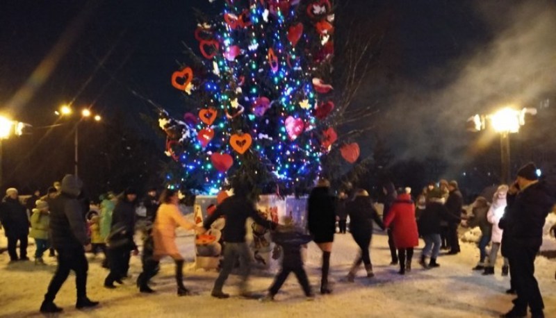 Новогодняя елка в Круглом сквере Брянска собрала 3 тысячи горожан