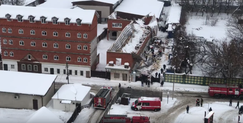 В Брянске рухнувшее здание едва не убило продавцов рынка