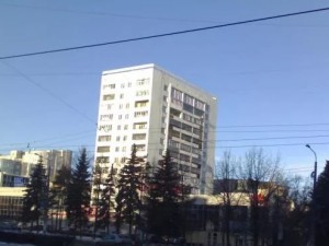 Влюбленный в Челябинске заказал подъемный кран, чтобы подняться к девушке на 8 этаж