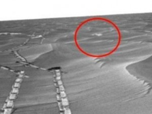 За марсоходом Curiosity следит странный объект