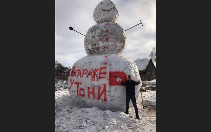 В брянском Хотылево слепили 7-метрового снеговика
