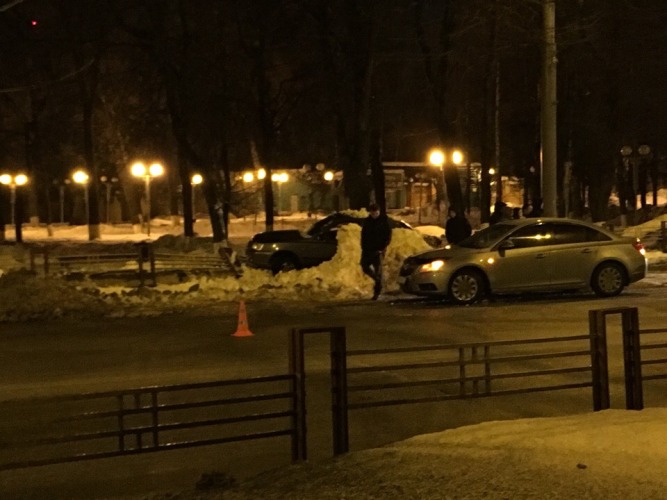 В центре Брянска столкнулись легковушка и полицейский автомобиль