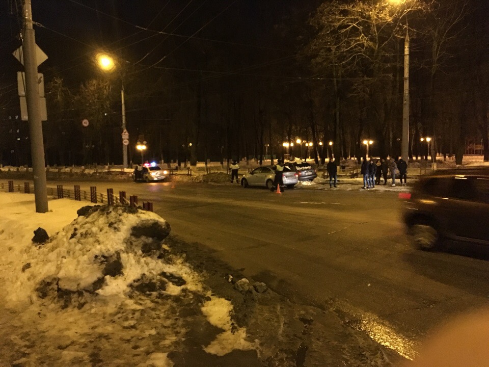 В центре Брянска столкнулись легковушка и полицейский автомобиль