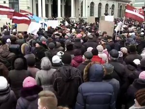 Более 600 человек вышли на митинг в поддержку мэра Риги