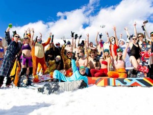 В купальниках и карнавальных костюмах проводили зиму горнолыжники