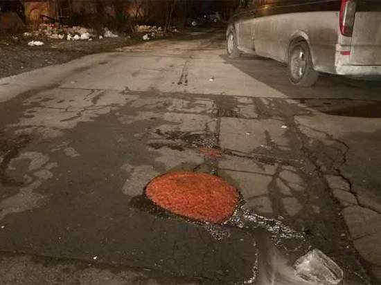 В Москве дорожную яму «починили» красной икрой