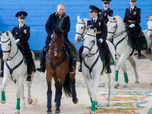 Путин прокатился на лошади в канун 8 марта