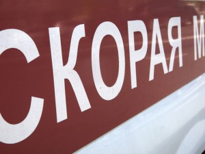 В Челябинске девушка выпала из окна на прохожего