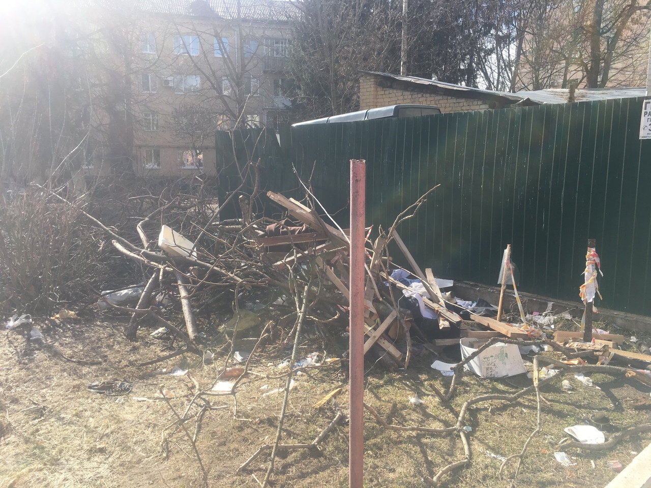 Коммунальщики месяц не убирают свалку в центре Брянска