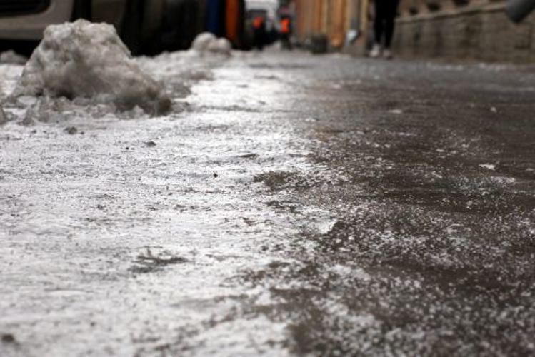 Житель Петербурга, поскользнувшийся на тротуаре, отсудил полмиллиона