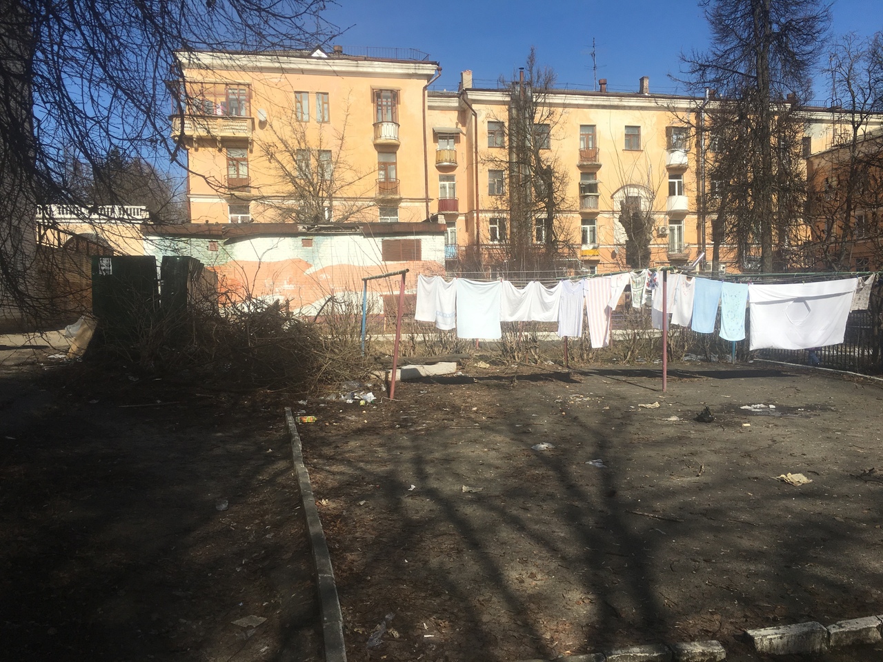 Коммунальщики месяц не убирают свалку в центре Брянска