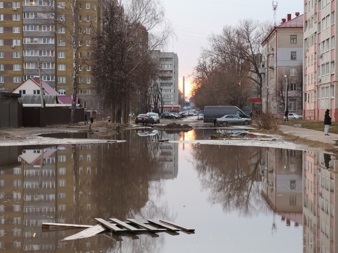 Улица Медведева в Брянске превратилась в непроходимое озеро