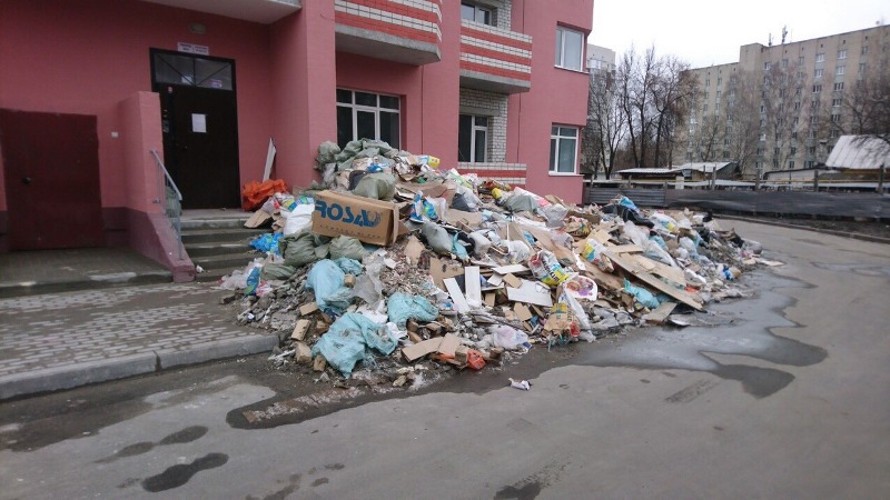 В Брянске на Степной гора мусора перекрыла дорогу жильцам многоэтажки