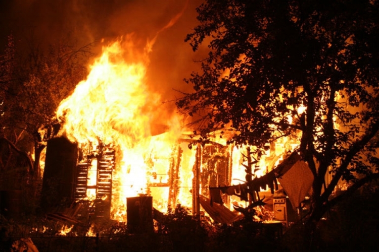 В Володарском районе Брянска сгорел частный жилой дом