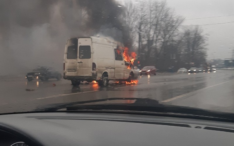 На мосту в Брянске сгорел микроавтобус