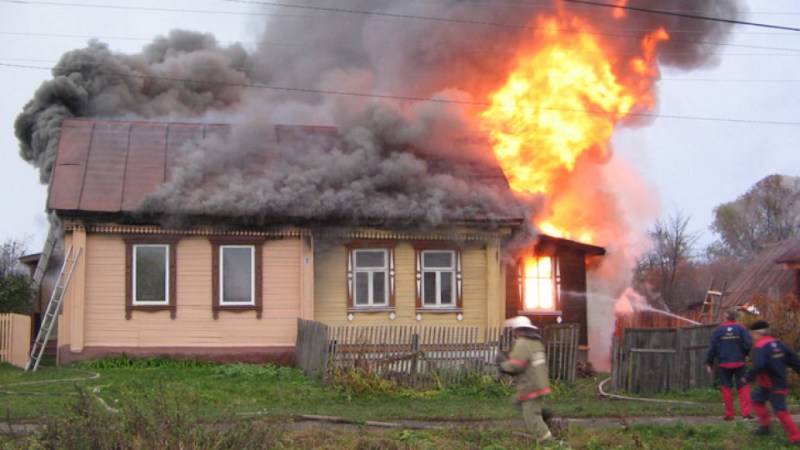 В Злынке сгорел жилой дом, есть пострадавший
