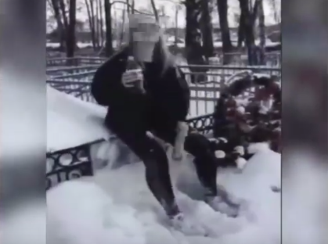 Пьяная школьница станцевала на могилах в Саранске