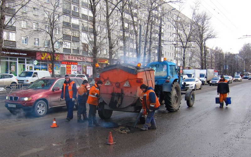 В Брянске продолжается ямочный ремонт дорог