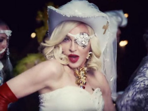 В новом клипе «одноглазая» Мадонна снялась с колумбийским рэпером