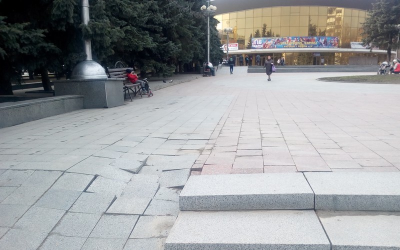 Площадка возле цирка в Брянске стала опасной
