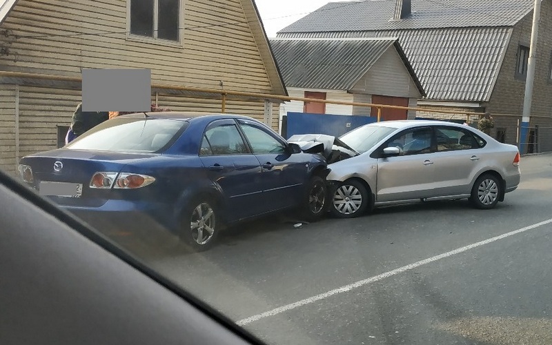 В Брянске на улице Калинина лоб в лоб столкнулись машины
