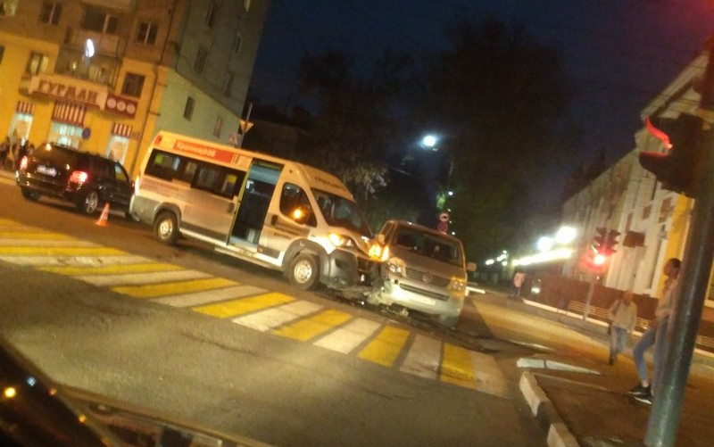 В ДТП с маршруткой в центре Брянска пострадала 19-летняя пассажирка