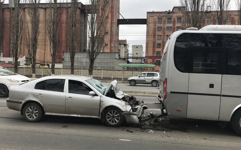 В Брянске в детский автобус влетел пьяный водитель без прав