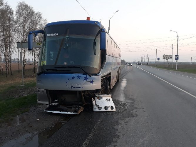 На брянской трассе иномарка врезалась в автобус с детьми