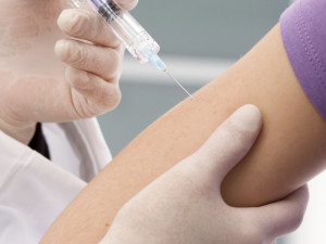 Противораковую вакцину успешно испытали на людях