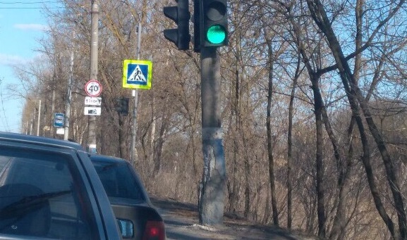 Столб на въезде в Володарку рискует рухнуть на головы автомобилистов