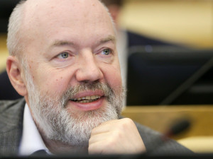 Он голосовал за повышение пенсионного возраста. Депутат Павел Крашенинников