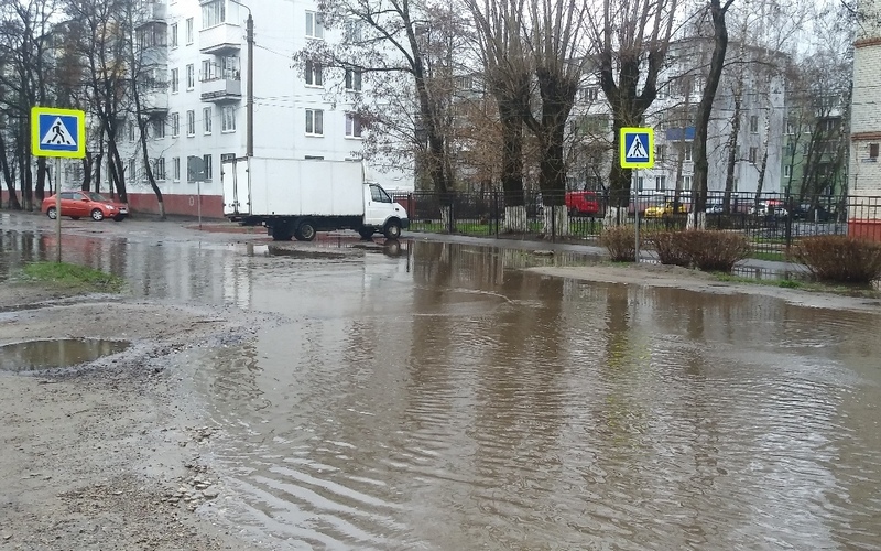 Возле школы в Брянске утонул пешеходный переход