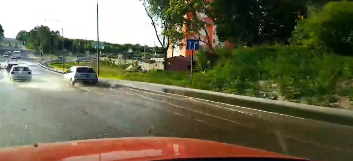 В Брянске прорвало канализацию, масштаб происшествия оценили водители