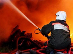 Пожар в бане на улице Челябинской не могли потушить больше часа