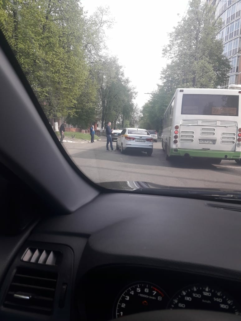 В Брянске на Фокина такси и автобус не поделили дорогу
