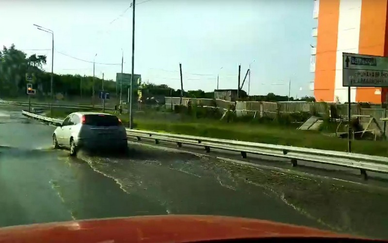 Канализационный потоп в 5 микрорайоне Брянска сняли на видео