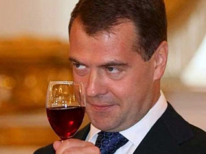 Медведев запретил чиновникам покупать импортные вина за государственный счет